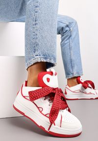 Renee - Biało-Czerwone Sneakersy z Dekoracyjnym Sznurowaniem i Wstawką na Języku Cristen. Kolor: biały