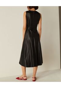 Marella - MARELLA - Czarna sukienka midi ze skóry ekologicznej. Okazja: do pracy. Typ kołnierza: dekolt w kształcie V. Kolor: czarny. Materiał: skóra ekologiczna. Typ sukienki: kopertowe, dopasowane, rozkloszowane. Długość: midi #5