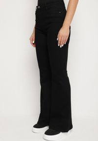 Born2be - Czarne Jeansy Dzwony z Regularnym Stanem Sarkke. Okazja: na co dzień, na spacer. Kolor: czarny. Styl: klasyczny, casual, elegancki