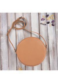 Skórzana listonoszka okrągła PAOLO PERUZZI IN-63-CG koniakowa. Sezon: lato. Materiał: skórzane. Styl: elegancki. Rodzaj torebki: na ramię #1