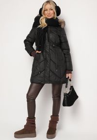 Born2be - Czarna Pikowana Kurtka Płaszcz z Troczkiem w Talii o Wydłużonym Fasonie z Kapturem i Futerkiem Lieissas. Typ kołnierza: kaptur. Kolor: czarny. Materiał: futro #3