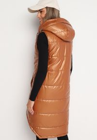 Born2be - Brązowa Długa Kamizelka z Kapturem Ozdobiona Imitacją Kieszeni Mavaria. Typ kołnierza: kaptur. Kolor: brązowy. Materiał: jeans. Długość: długie. Wzór: aplikacja. Sezon: jesień, wiosna. Styl: sportowy, klasyczny, elegancki #6