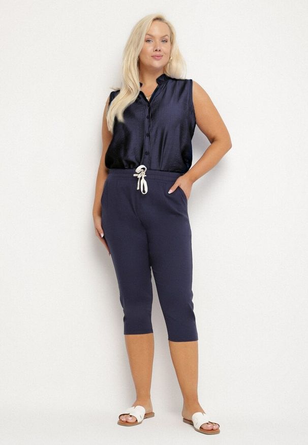 Born2be - Granatowe Spodnie z Bawełny z Wysokim Stanem i Wiązaniem Lirassia. Okazja: na co dzień. Stan: podwyższony. Kolor: niebieski. Materiał: bawełna. Styl: casual