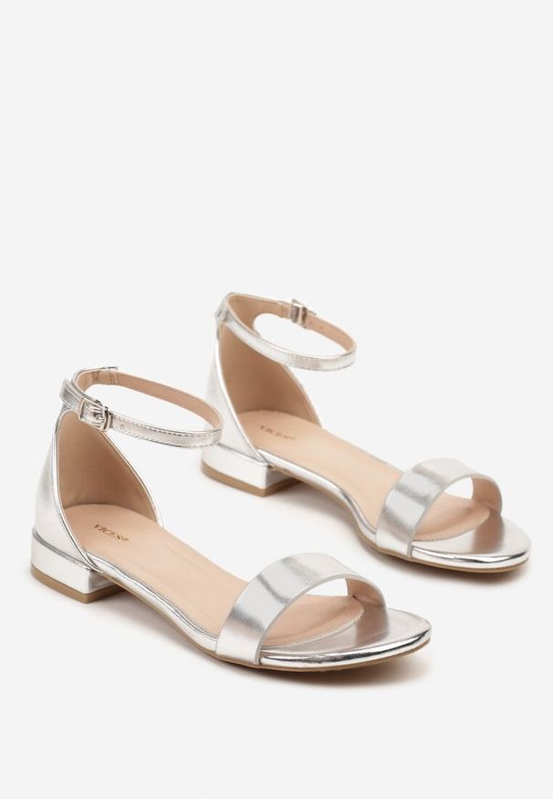 Born2be - Srebrne Sandały Vices na Niskim Słupku z Paskiem z Klamerką Froana. Okazja: do pracy, na co dzień, na spotkanie biznesowe. Zapięcie: pasek. Kolor: srebrny. Sezon: lato. Obcas: na słupku. Styl: elegancki, biznesowy, klasyczny, casual