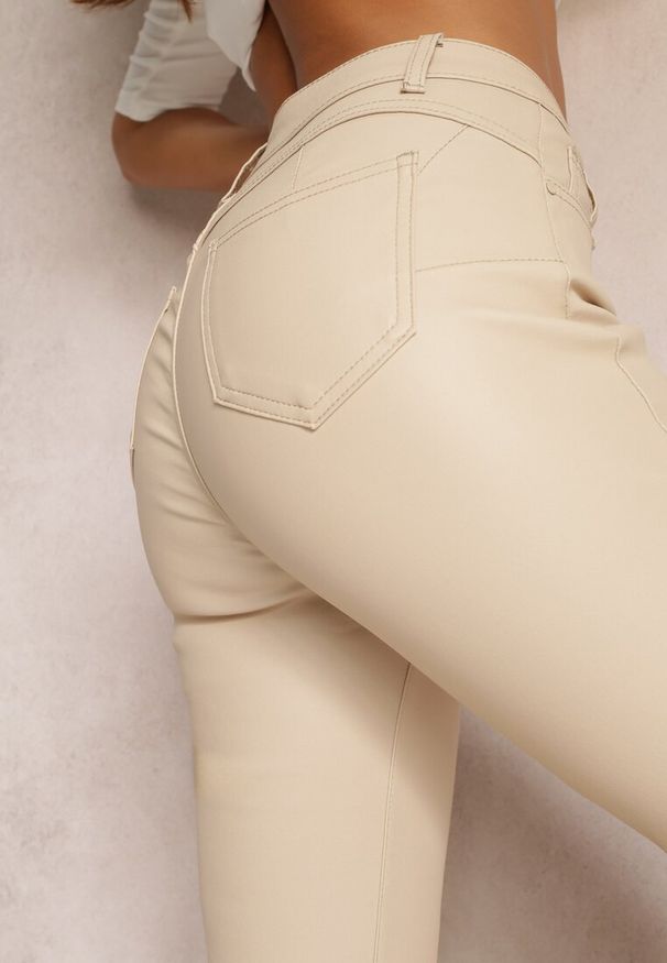 Renee - Jasnobeżowe Spodnie Skinny z Ekoskóry Operwena. Okazja: na co dzień. Stan: podwyższony. Kolor: beżowy. Materiał: satyna. Długość: długie. Styl: sportowy, elegancki, wizytowy, casual