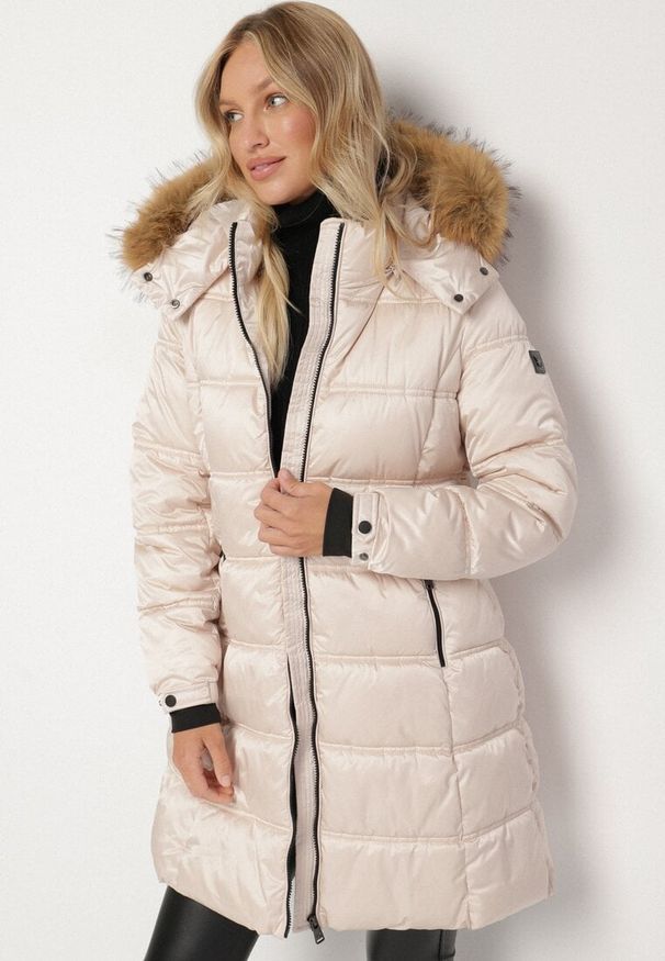 Born2be - Beżowa Długa Kurtka Pikowana z Kapturem z Futrem z Możliwością Odpięcia Feneia. Okazja: na co dzień. Typ kołnierza: kaptur. Kolor: beżowy. Materiał: futro. Długość: długie. Styl: casual