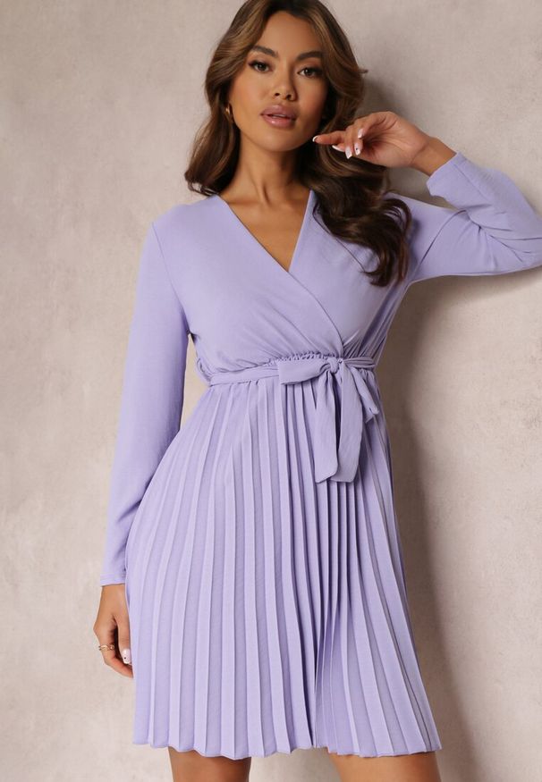 Renee - Fioletowa Sukienka Plisowana z Materiałowym Paskiem Jaresa. Okazja: na randkę, na imprezę. Kolor: fioletowy. Materiał: materiał. Styl: elegancki