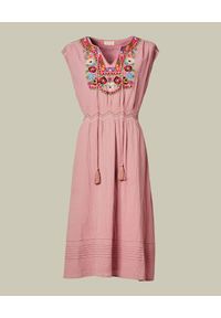 M.A.B.E - Różowa sukienka midi Rosa. Kolor: różowy, wielokolorowy, fioletowy. Materiał: bawełna. Wzór: aplikacja, haft, kwiaty. Długość: midi #4