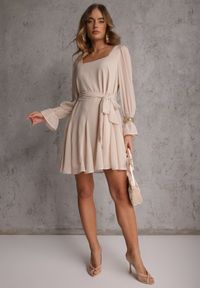Renee - Beżowa Sukienka VICES z Półtransparentnymi Rękawami Wiązania w Talii Resmosa. Okazja: na co dzień, na randkę. Typ kołnierza: dekolt kwadratowy. Kolor: beżowy. Materiał: skóra, materiał. Styl: casual, elegancki #5
