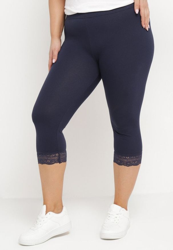Born2be - Granatowe Spodnie Bawełniane Legginsy 3/4 z Koronką Amaratna. Okazja: na co dzień. Stan: podwyższony. Kolekcja: plus size. Kolor: niebieski. Materiał: bawełna, koronka. Wzór: koronka. Styl: casual, elegancki