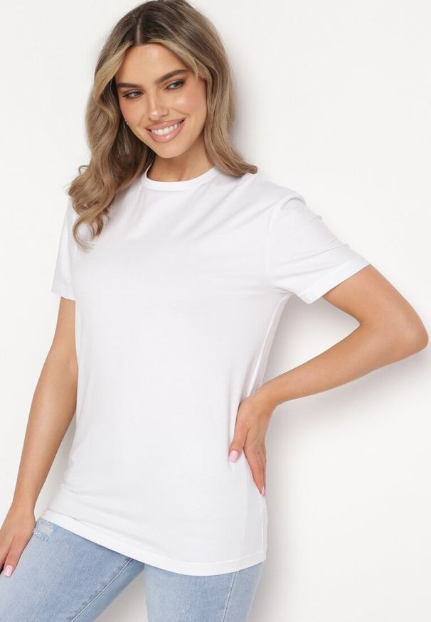 Born2be - Biała Koszulka Bawełniana o Klasycznym Kroju Xloette. Okazja: na spacer, na co dzień. Kolor: biały. Materiał: bawełna. Styl: klasyczny