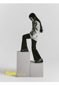 Reserved - Jeansy flare high waist - czarny. Stan: podwyższony. Kolor: czarny
