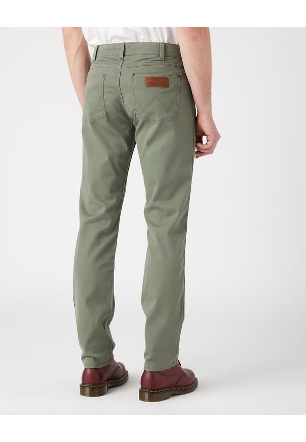 Wrangler - WRANGLER MĘSKIE SPODNIE MATERIAŁOWE GREENSBORO DUSTY OLIVE 112341466 W15Q018115. Materiał: materiał