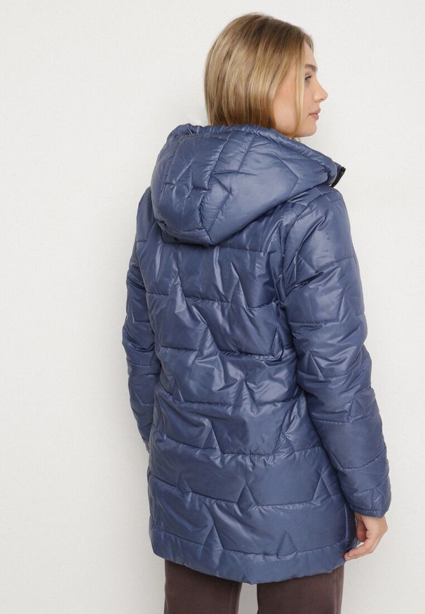Born2be - Niebieska Pikowana Kurtka o Prostym Kroju z Kapturem Nileria. Okazja: na spotkanie biznesowe, do pracy, na co dzień. Typ kołnierza: kaptur. Kolekcja: plus size. Kolor: niebieski. Materiał: poliester, dzianina, jeans. Styl: biznesowy, casual