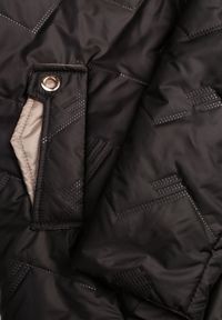 Born2be - Czarna Przejściowa Kurtka Pikowana z Kapturem i Kieszeniami Sazia. Okazja: na co dzień. Typ kołnierza: kaptur. Kolor: czarny. Materiał: poliester, jeans. Styl: casual, sportowy #8