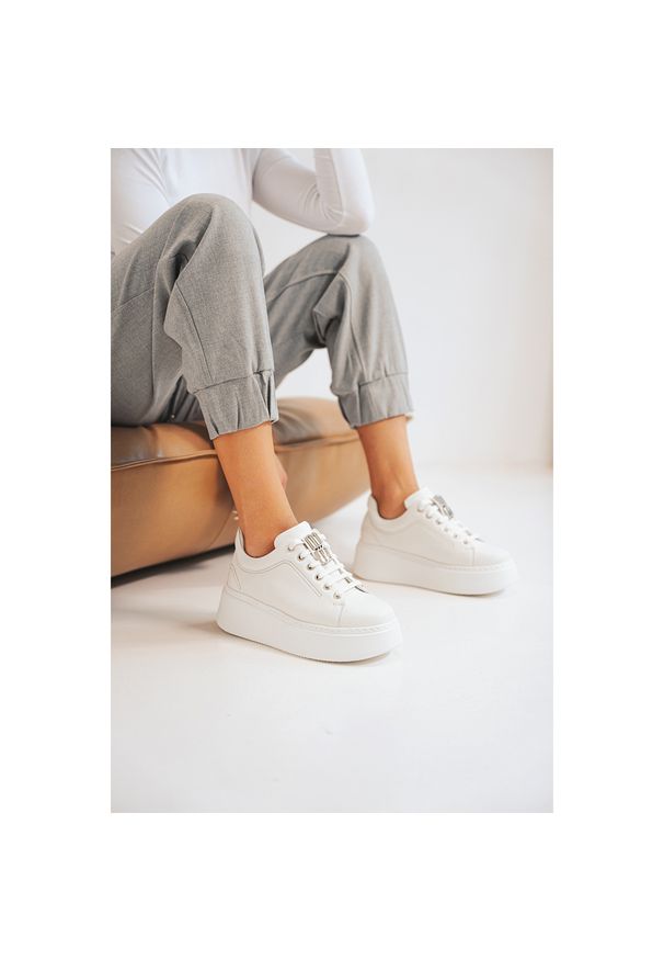 Białe Sneakersy Karino Modne Obuwie Damskie. Okazja: na co dzień. Zapięcie: zamek. Kolor: biały. Materiał: skóra. Styl: elegancki, casual, klasyczny