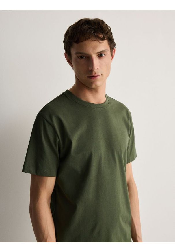 Reserved - T-shirt regular fit - ciemnozielony. Kolor: zielony. Materiał: bawełna, dzianina