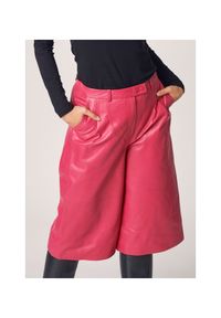 Ochnik - Różowe skórzane krótkie spodnie damskie. Stan: podwyższony. Kolor: różowy. Materiał: skóra. Długość: krótkie. Styl: elegancki #1