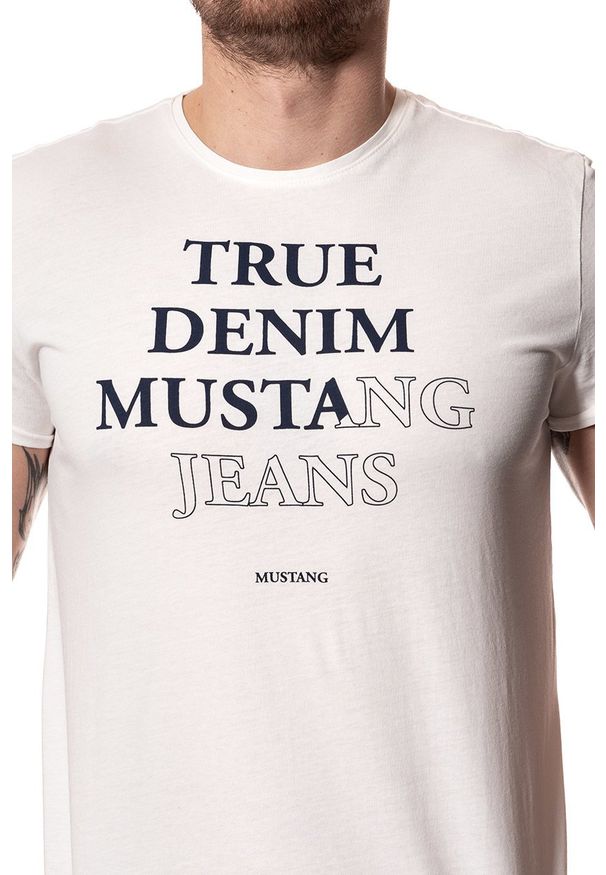 Mustang - MUSTANG T SHIRT Printed Tee CLOUD DANCER 1007075 2020. Wzór: nadruk