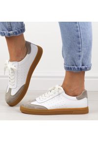 Białe skórzane półbuty damskie Filippo Dp6128/26. Zapięcie: sznurówki. Kolor: biały. Materiał: skóra. Szerokość cholewki: normalna. Sezon: wiosna, jesień, lato. Styl: elegancki, klasyczny #1