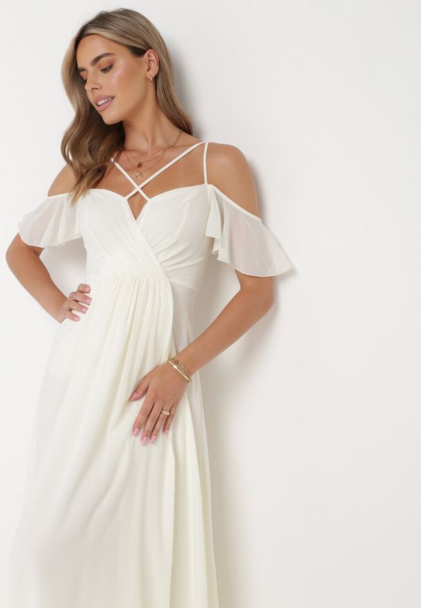 Born2be - Beżowa Maxi Sukienka o Rozkloszowanym Fasonie na Cienkich Skrzyżowanych Ramiączkach Hendina. Okazja: na wesele, na imprezę, na ślub cywilny. Typ kołnierza: dekolt hiszpanka. Kolor: beżowy. Długość rękawa: na ramiączkach. Typ sukienki: rozkloszowane. Długość: maxi