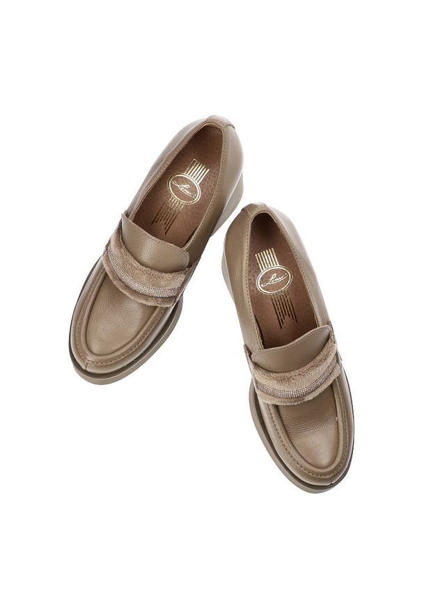 Brązowe Półbuty Lemar Wygodne Skórzane Buty Damskie. Okazja: do pracy, na co dzień. Kolor: brązowy. Materiał: skóra. Wzór: aplikacja. Obcas: na obcasie. Styl: elegancki, casual. Wysokość obcasa: średni