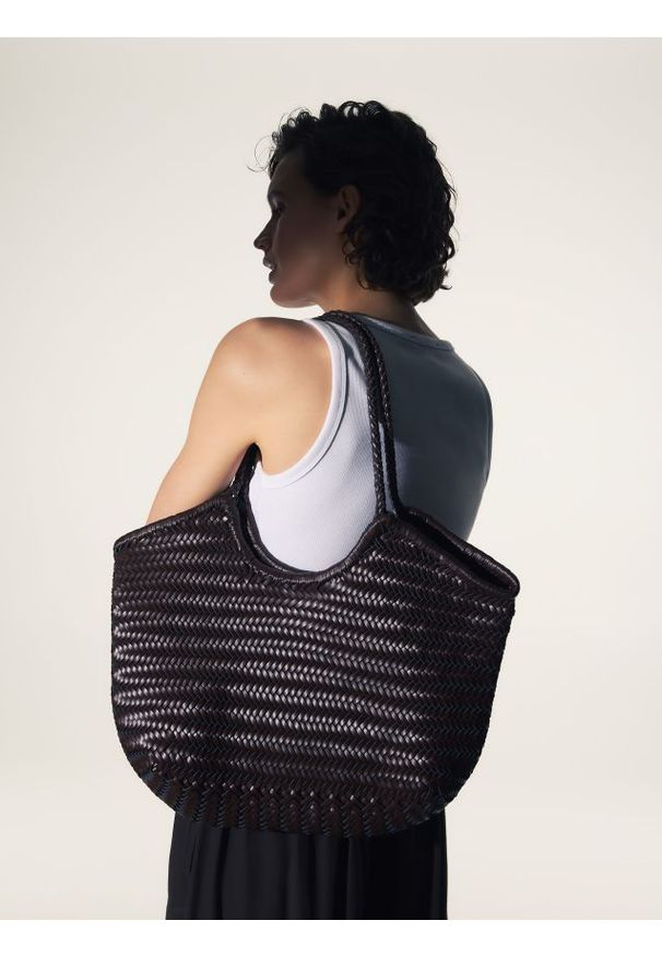 Reserved - Pleciona torebka shopper - ciemnobrązowy. Kolor: brązowy. Materiał: skórzane