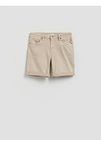 Reserved - Jeansowe szorty slim fit - beżowy. Kolor: beżowy. Materiał: jeans
