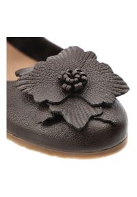 Baleriny damskie Armodo, cholewka ze skóry naturalnej z dekoracyjną aplikacją na przodzie elastyczna konstrukcja ułatwiająca zakładanie oraz płaska p. Kolor: brązowy. Materiał: skóra. Szerokość cholewki: normalna. Wzór: aplikacja. Obcas: na płaskiej podeszwie #6