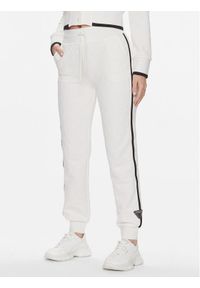 Guess Spodnie dresowe Cheri V4RB08 KBSL0 Biały Regular Fit. Kolor: biały. Materiał: syntetyk #1