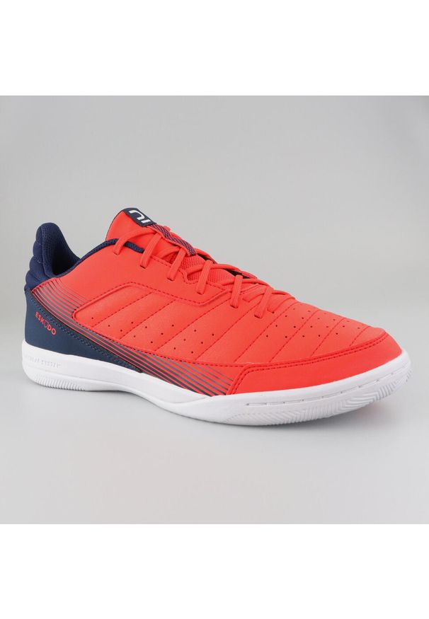 KIPSTA - Buty do piłki nożnej halowej dla dorosłych Kipsta ESKUDO 500. Kolor: czerwony, wielokolorowy, niebieski. Materiał: materiał, kauczuk. Wzór: gładki