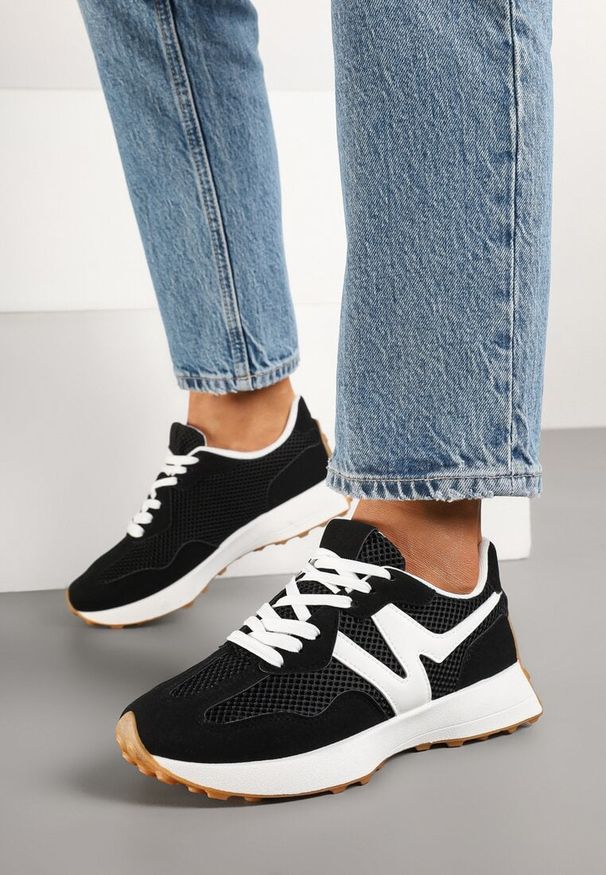 Renee - Czarne Sneakersy Ozdobione Geometrycznym Wzorem Hirreti. Okazja: na co dzień. Kolor: czarny. Materiał: jeans. Wzór: aplikacja, geometria. Obcas: na platformie