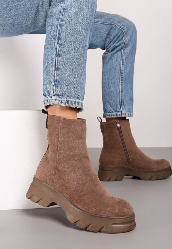 Renee - Ciemnobeżowe Casualowe Botki z Ekozamszu na Platformie Naolara. Okazja: na co dzień. Kolor: brązowy. Materiał: jeans. Obcas: na platformie. Styl: casual