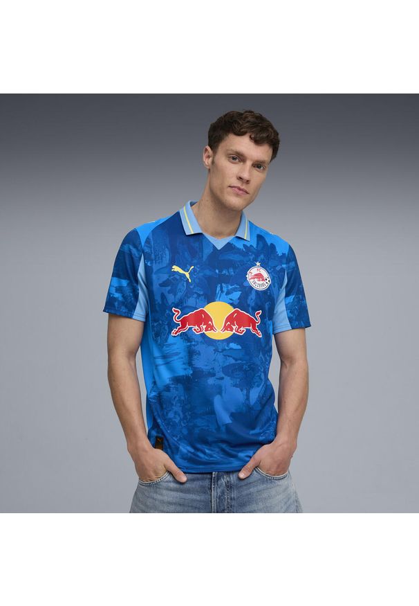 Puma - Męska koszulka KIDSUPER × FC RED BULL SALZBURG PUMA. Kolor: niebieski, wielokolorowy, żółty. Sport: piłka nożna