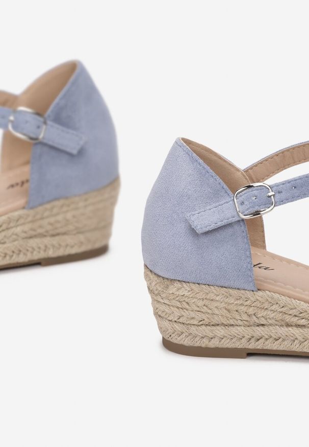 Renee - Niebieskie Sandały Basare. Nosek buta: okrągły. Zapięcie: sprzączka. Kolor: niebieski. Materiał: materiał. Wzór: kwiaty. Obcas: na koturnie. Wysokość obcasa: średni