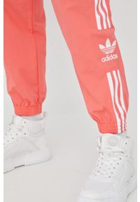 adidas Originals spodnie dresowe Adicolor HF7459 damskie kolor różowy z aplikacją. Kolor: różowy. Materiał: dresówka. Wzór: aplikacja #2