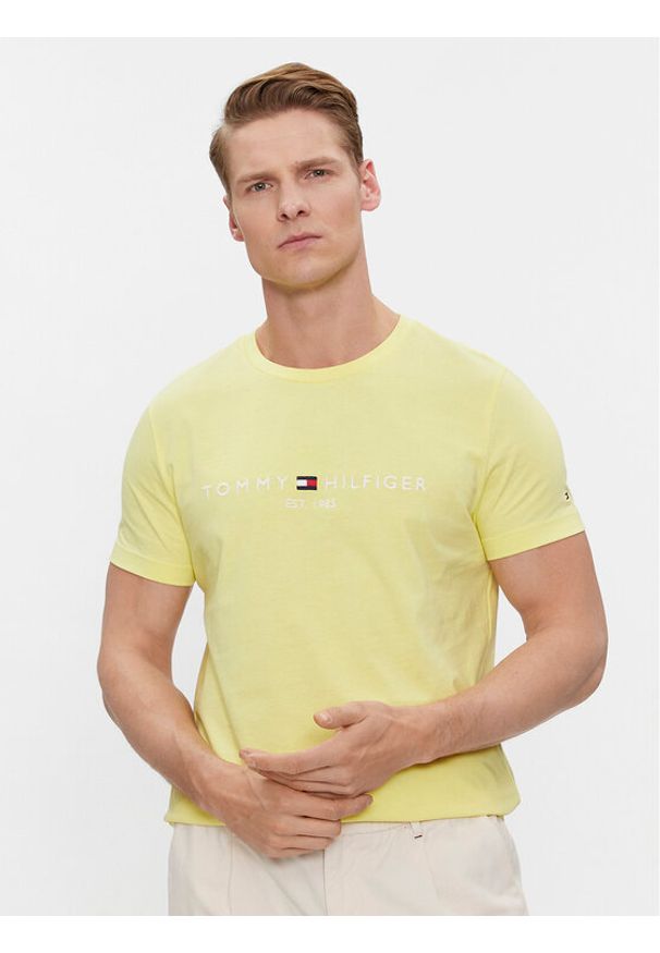 TOMMY HILFIGER - Tommy Hilfiger T-Shirt Tommy Logo Tee MW0MW11797 Żółty Regular Fit. Kolor: żółty. Materiał: bawełna