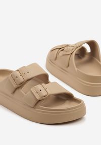 Born2be - Ciemnobeżowe Klapki z Ozdobnymi Klamrami Rettiana. Okazja: na co dzień. Kolor: beżowy. Obcas: na obcasie. Styl: elegancki, casual. Wysokość obcasa: niski #5