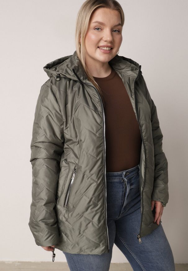 Born2be - Zielona Przejściowa Pikowana Kurtka z Odpinanym Kapturem Nevistta. Okazja: na spacer, na co dzień, do pracy. Kolekcja: plus size. Kolor: zielony. Materiał: poliester, jeans. Styl: casual, elegancki