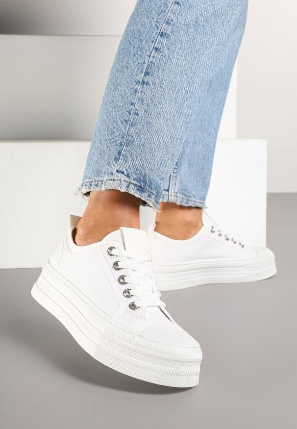 Renee - Białe Trampki na Niskiej Platformie Ozdobione Cyrkoniami Felelith. Okazja: na co dzień, na spacer. Zapięcie: sznurówki. Kolor: biały. Materiał: jeans. Wzór: aplikacja. Obcas: na platformie. Styl: klasyczny, elegancki, casual. Wysokość obcasa: niski