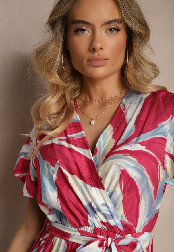 Renee - Różowa Kopertowa Sukienka z Wiskozy z Wiązanym Paskiem w Roślinny Print Arivane. Okazja: na co dzień. Kolor: różowy. Materiał: wiskoza. Wzór: nadruk. Typ sukienki: kopertowe. Styl: klasyczny, casual