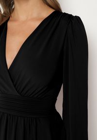 Born2be - Czarna Rozkloszowana Sukienka z Wiskozą Selithiel. Okazja: na ślub cywilny, na wesele, na imprezę. Typ kołnierza: dekolt w serek. Kolor: czarny. Materiał: wiskoza. Styl: elegancki #5