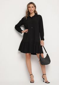 Born2be - Czarna Sukienka z Wiskozą o Koszulowym Kroju z Falbanką Penzedi. Okazja: na co dzień. Typ kołnierza: kołnierzyk klasyczny. Kolor: czarny. Materiał: wiskoza. Długość rękawa: długi rękaw. Typ sukienki: koszulowe. Styl: klasyczny, casual, elegancki #6