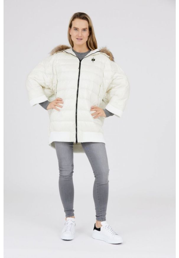 Blauer USA - BLAUER Ecru peleryna puchowa z futrem jenota. Kolor: biały. Materiał: puch, futro