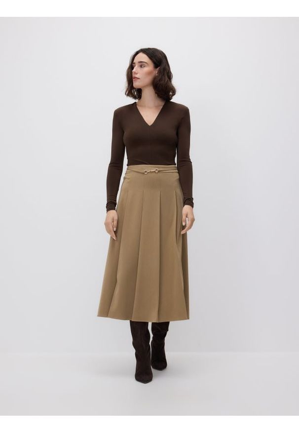 Reserved - Plisowana spódnica - beżowy. Kolor: beżowy. Materiał: tkanina. Wzór: gładki