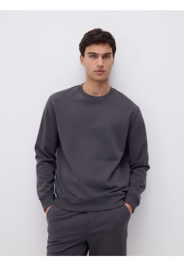Reserved - Bawełniana bluza regular fit - ciemnoszary. Kolor: szary. Materiał: bawełna