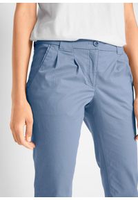 bonprix - Spodnie chino ze stretchem. Okazja: na co dzień. Stan: obniżony. Kolor: niebieski. Materiał: bawełna. Wzór: kwiaty. Styl: casual