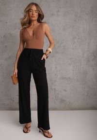 Renee - Czarne Prążkowane Spodnie High Waist z Szerokimi Nogawkami Ginorria. Stan: podwyższony. Kolor: czarny. Materiał: prążkowany. Długość: krótkie. Sezon: lato #5