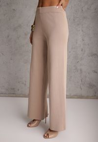 Renee - Jasnobrązowy Komplet z Wiskozą Szerokie Spodnie i Kamizelka z Aplikacjami 3D Hirimi. Kolor: brązowy. Materiał: wiskoza. Wzór: aplikacja #2