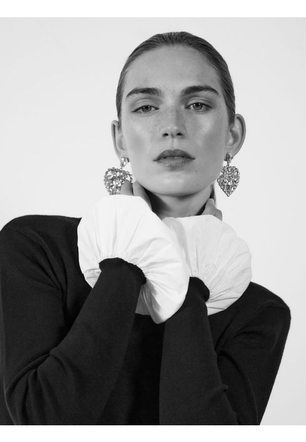 Reserved - Sweter z ozdobną wstawką - czarny. Kolor: czarny. Materiał: wiskoza, dzianina. Wzór: gładki